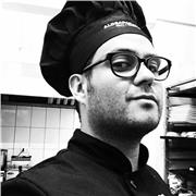 Chef instructor dicta clases de cocina internacional